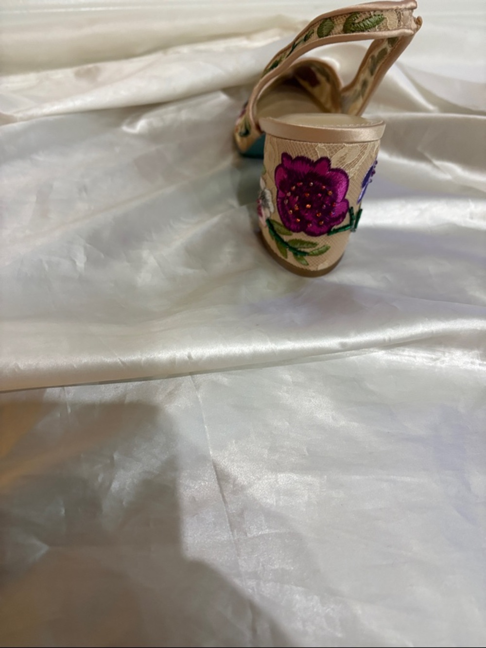 Betsey Johnson Beige Slingback Pumps with Magenta Floral Embroidery NWOT - Picture 5 of 8